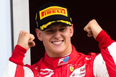 Con trai huyền thoại Michael Schumacher nối nghiệp cha trên đường đua F1