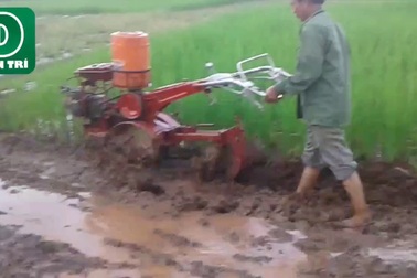 Máy cày đa năng bằng động cơ xe máy do ông Lê Văn Dung sáng chế.