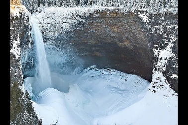 Thác Helmcken đóng băng trong mùa đông
