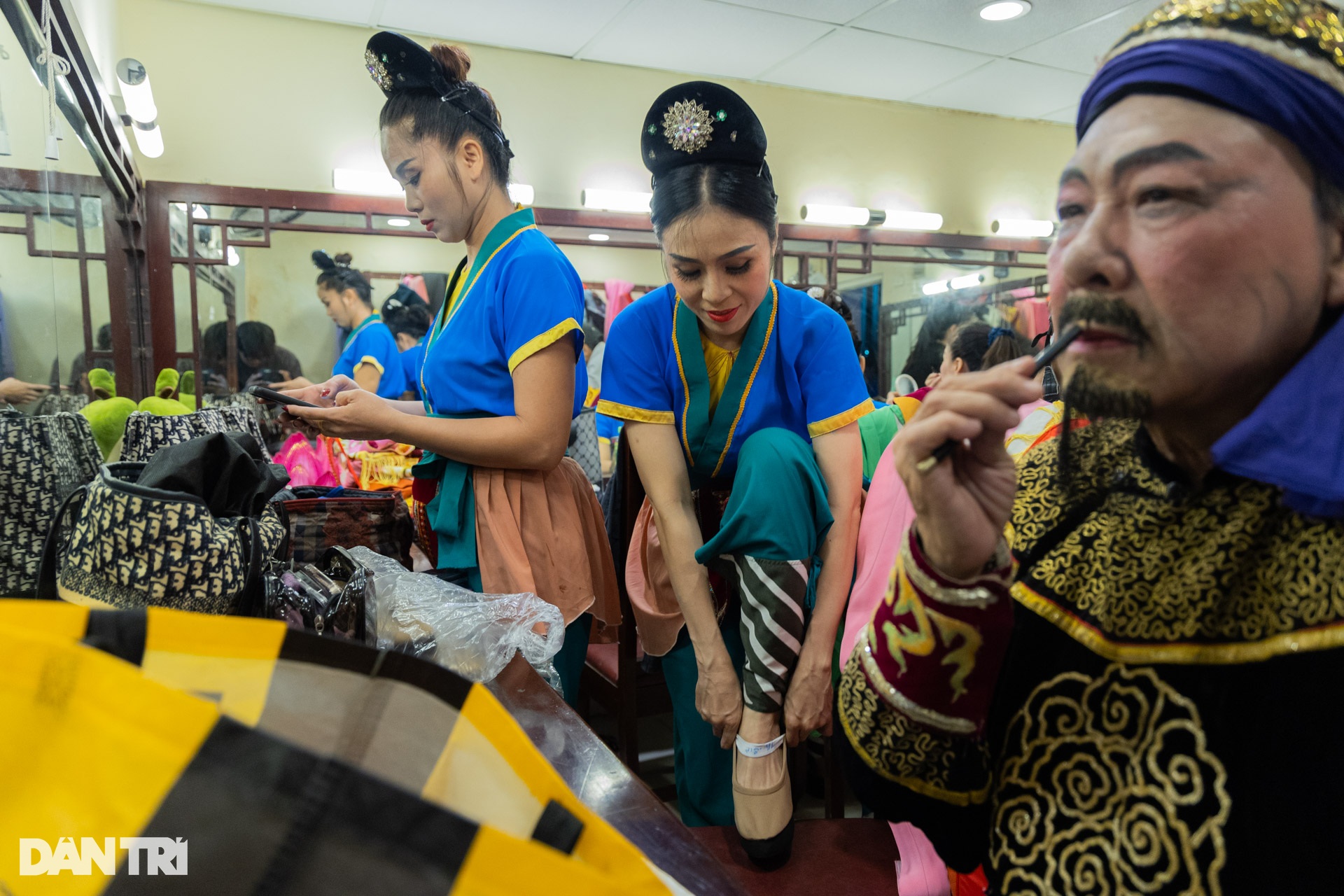 Ở nhờ nhà 15m2, đi vệ sinh chung, nghệ sĩ Tuồng vẫn hết mình với đam mê - 12 Ở nhờ nhà 15m2, đi vệ sinh chung, nghệ sĩ Tuồng vẫn hết mình với đam mê - 12