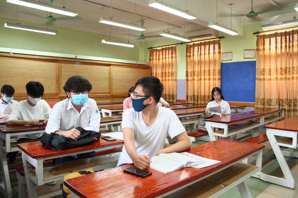 Nghiêm ngặt kiểm tra thí sinh vào làm thủ tục dự thi tốt nghiệp THPT 2020 - 16 Nghiêm ngặt kiểm tra thí sinh vào làm thủ tục dự thi tốt nghiệp THPT 2020 - 16
