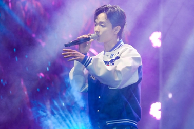 Hàng trăm khán giả ở TPHCM đội mưa nghe ca sĩ Hoàng Dũng hát