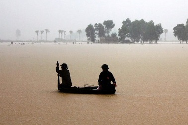 Đê sông Chu sạt lở nghiêm trọng, nhiều vùng vẫn chìm trong lũ