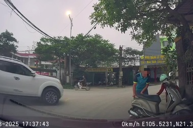 Người phụ nữ đi xe máy tự ngã trước đầu ô tô vì lỗi thường gặp khi cua rẽ