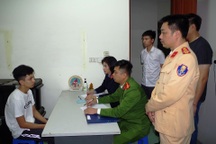 Tạm giữ tài xế lái ô tô tông thẳng 2 CSGT