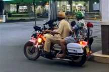 CSGT TPHCM chở cháu bé đang co giật vào bệnh viện cấp cứu kịp thời