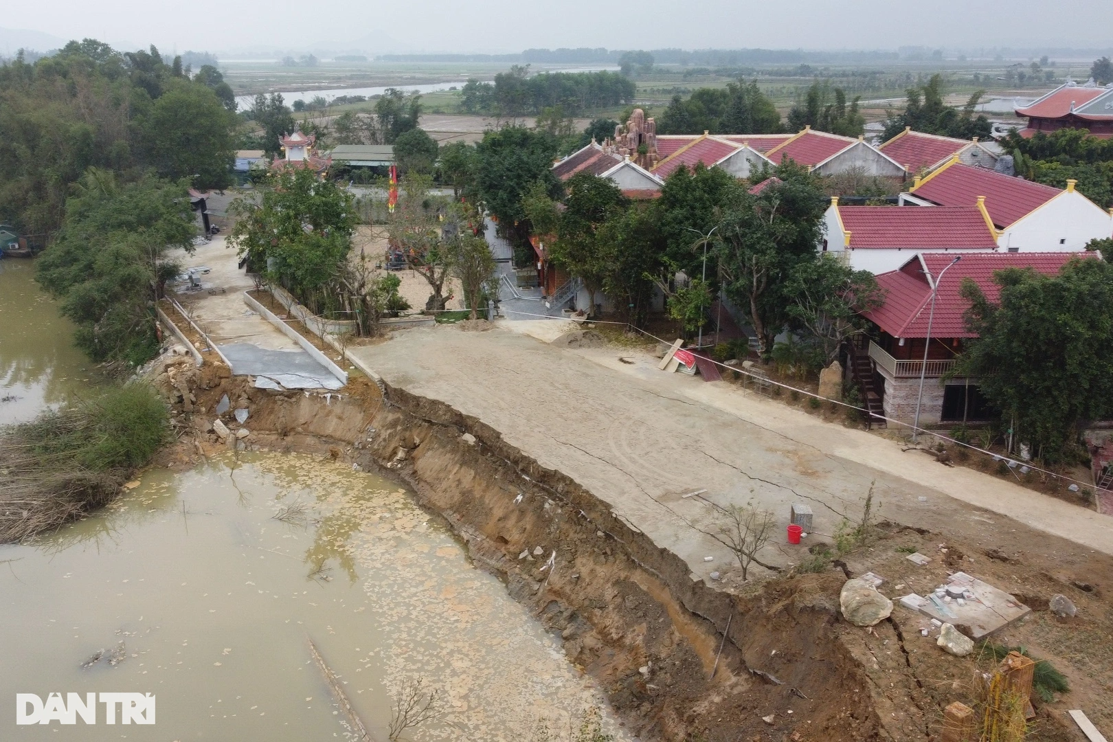 Sạt lở ăn sâu hơn 10m, ngôi đền thiêng nổi tiếng Hà Tĩnh dừng mọi hoạt động - 2