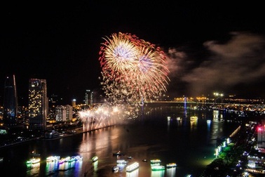 Dòng sông ánh sáng hút khách du ngoạn Đà Nẵng về đêm