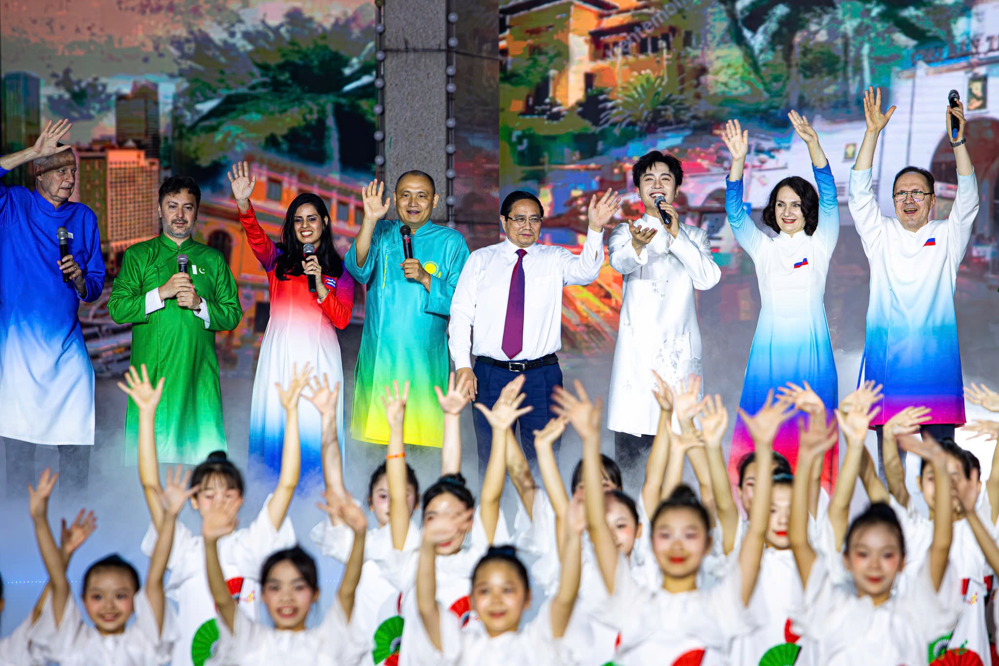 View - Hàng vạn người dân hân hoan với màn pháo hoa rực rỡ ở công viên Thống Nhất | Báo Dân trí