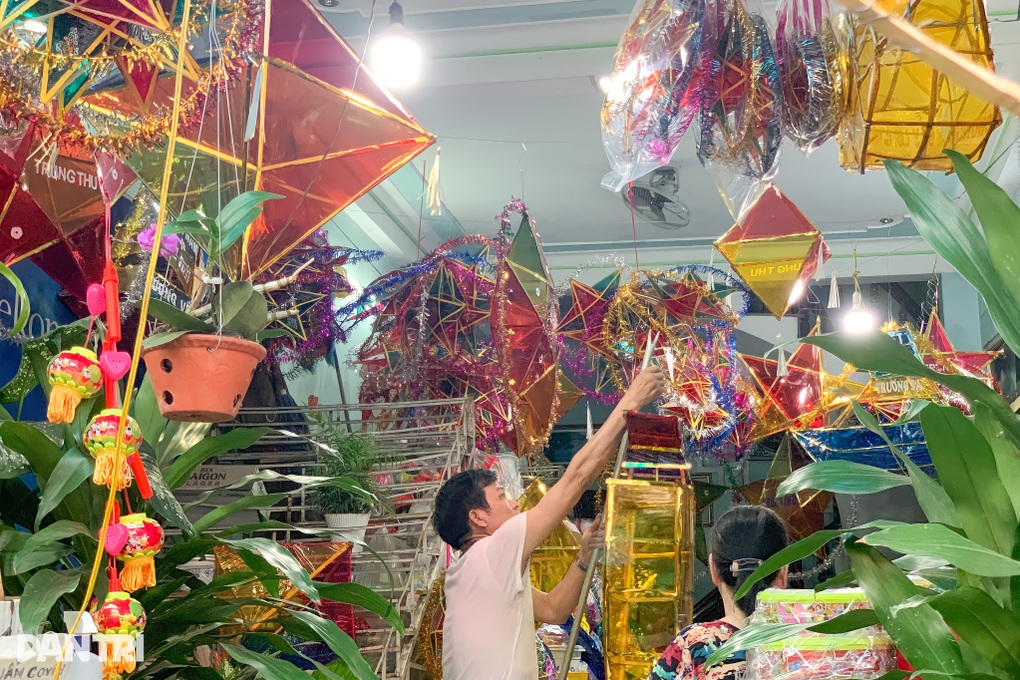 Người đàn ông miệt mài hơn 30 năm giữ nghề làm lồng đèn trung thu - 4