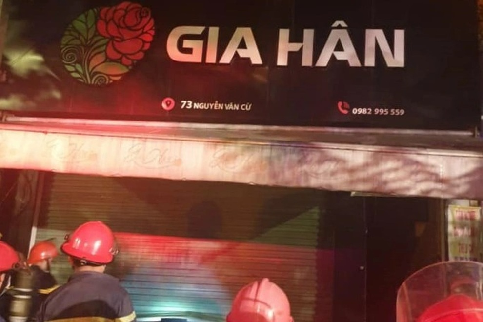 Cháy cửa hàng hoa tươi, 4 người đang ngủ may mắn thoát nạn - 1 Cháy cửa hàng hoa tươi, 4 người đang ngủ may mắn thoát nạn - 1