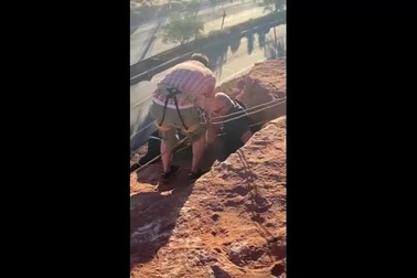 Giải cứu cô gái suýt chết khi leo núi vì quên buộc tóc gọn gàng