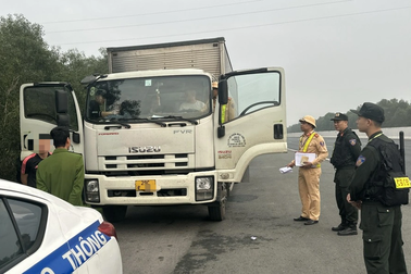 4 người bị bắt giữ vì dừng ô tô trên cao tốc Hà Nội - Hải Phòng đánh bạc