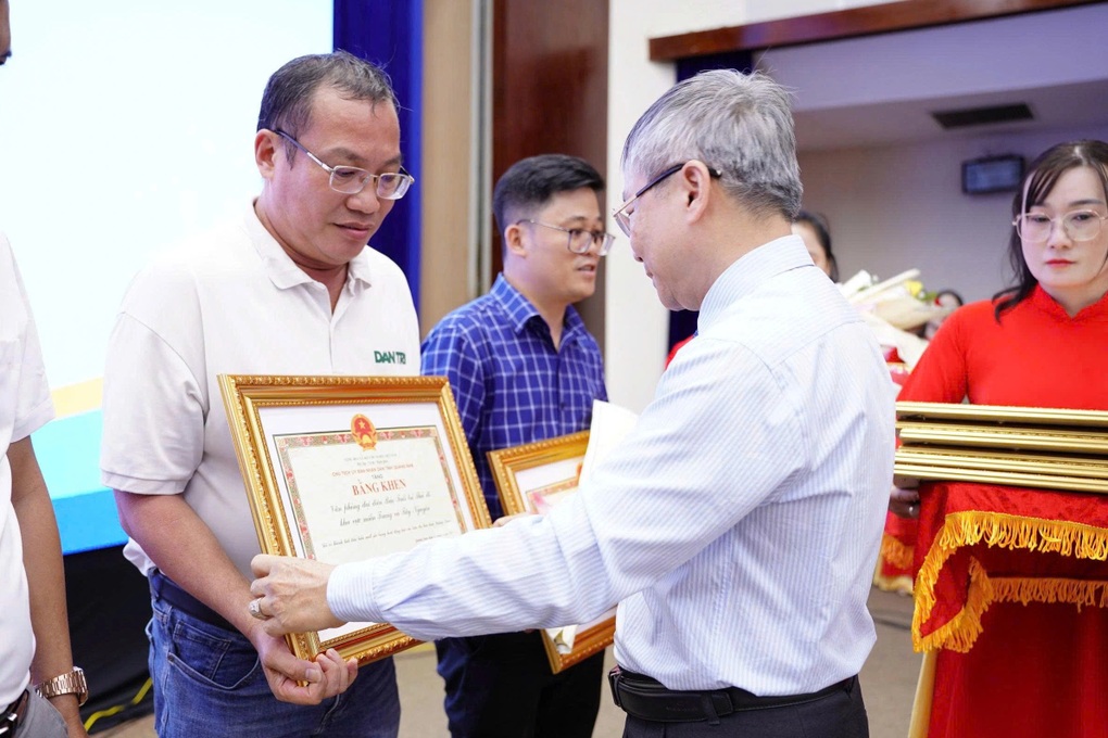 Văn phòng báo Dân trí nhận Bằng khen của Chủ tịch tỉnh Quảng Nam - 2 Văn phòng báo Dân trí nhận Bằng khen của Chủ tịch tỉnh Quảng Nam - 2