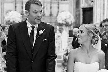 Thủ thành Manuel Neuer chống nạng đi… lấy vợ