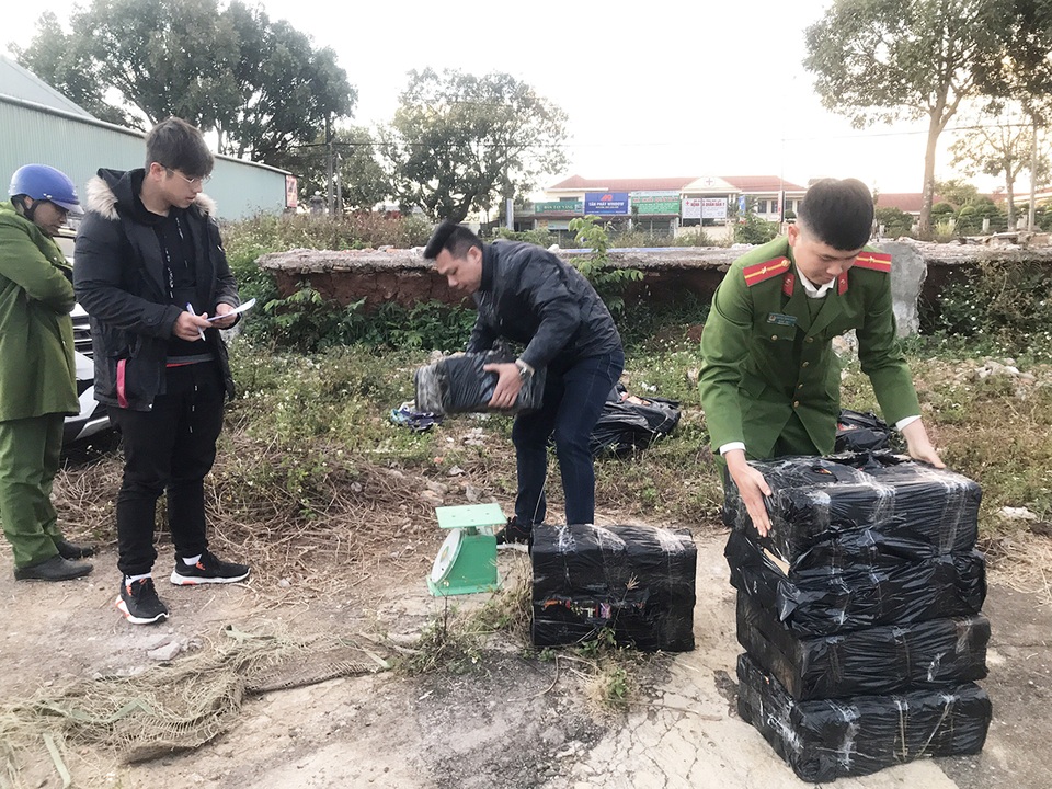 Phát hiện 180kg pháo nổ trên bãi đất trống lúc rạng sáng - 1 Phát hiện 180kg pháo nổ trên bãi đất trống lúc rạng sáng - 1