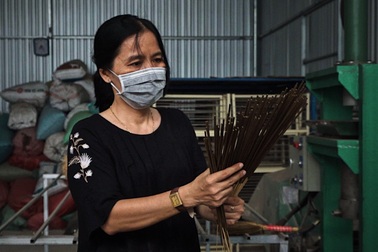 Cô giáo làm nhang sinh học từ cây cỏ dại