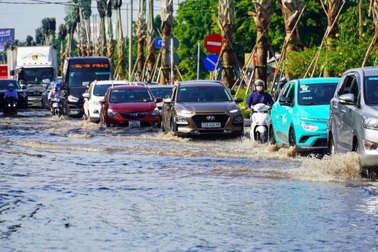 Kẹt xe kéo dài ở cửa ngõ TP Vũng Tàu do đường ngập sâu