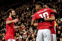 Hàng công thăng hoa, Man Utd giành vé đi tiếp sớm