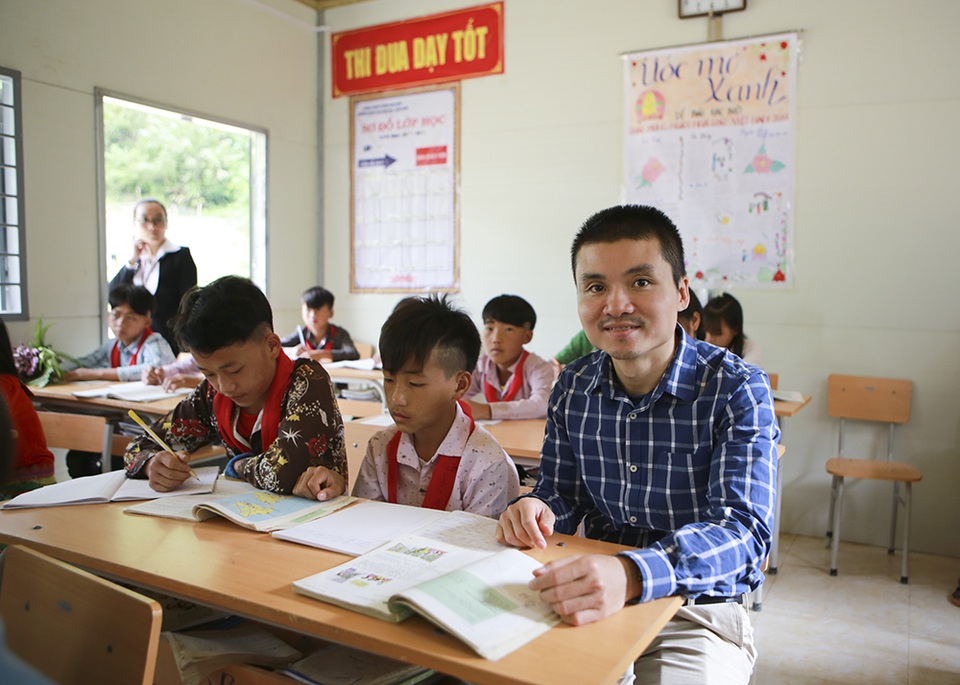 Hàng trăm em học sinh cùng thầy cô giáo vùng cao vui mừng đón nhận 4 phòng học Dân trí - 3 Hàng trăm em học sinh cùng thầy cô giáo vùng cao vui mừng đón nhận 4 phòng học Dân trí - 3