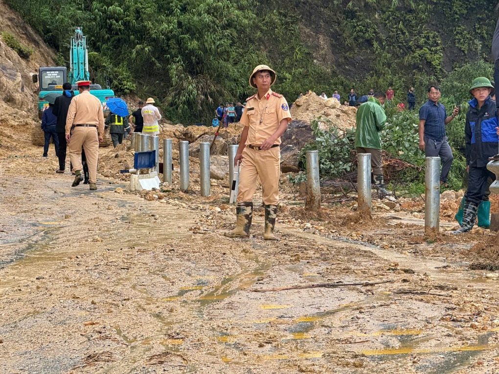 Sạt lở trên quốc lộ 4D, người đàn ông đi xe máy bị đất đá vùi tử vong - 1 Sạt lở trên quốc lộ 4D, người đàn ông đi xe máy bị đất đá vùi tử vong - 1