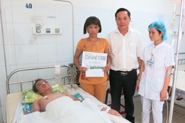 Quỹ Nhân ái hỗ trợ nóng 10 triệu đồng đến người mẹ cùng đường xin đem con về