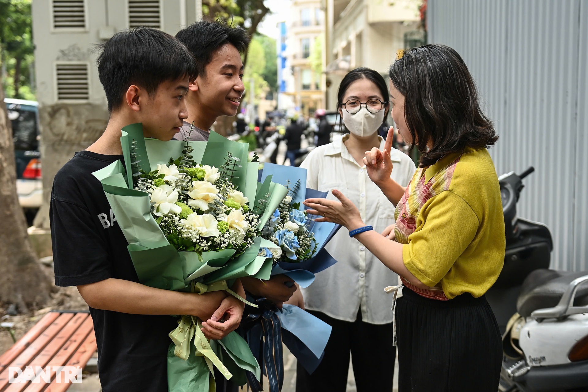 Phụ huynh òa khóc ôm con gái khi nghe “con làm được rồi” - 3 Phụ huynh òa khóc ôm con gái khi nghe “con làm được rồi” - 3