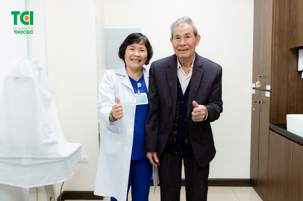 Mắt kém nhiều năm, bệnh nhân U90 bất ngờ lấy lại thị lực - 3 Mắt kém nhiều năm, bệnh nhân U90 bất ngờ lấy lại thị lực - 3