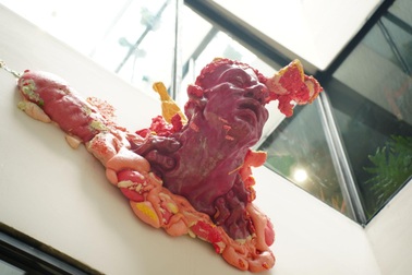 Dị nhân cao 15m gây ngạc nhiên ở triển lãm sắp đặt đương đại