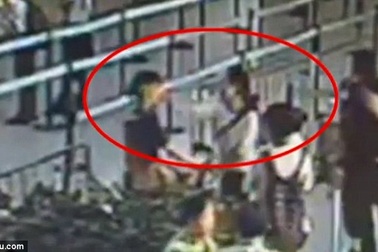 Khách Trung Quốc tát nhân viên sân bay vì không được mang hành lý quá khổ