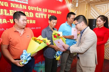 Việt Hưng Phát trao hàng trăm sổ hồng cho khách hàng tại Boulevard City Bà Rịa – Vũng Tàu