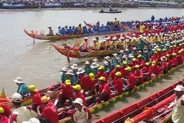 Hàng ngàn người dân đội nắng xem đua ghe ngo.