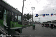 Xử phạt tài xế xe buýt phóng như bay vượt đèn đỏ ở TPHCM