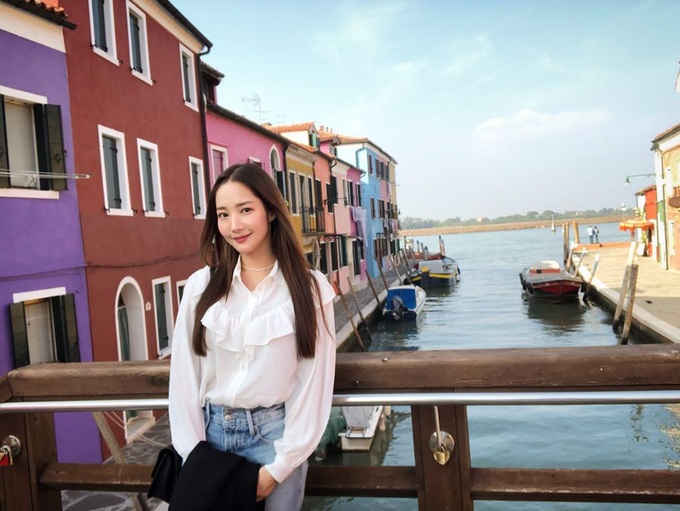 Áo sơ mi/blouse trắng nhạt cỡ nào thì vào tay các mỹ nhân Hàn cũng ra được những set đồ đẹp mê ly - Ảnh 4. Áo sơ mi/blouse trắng nhạt cỡ nào thì vào tay các mỹ nhân Hàn cũng ra được những set đồ đẹp mê ly - Ảnh 4.