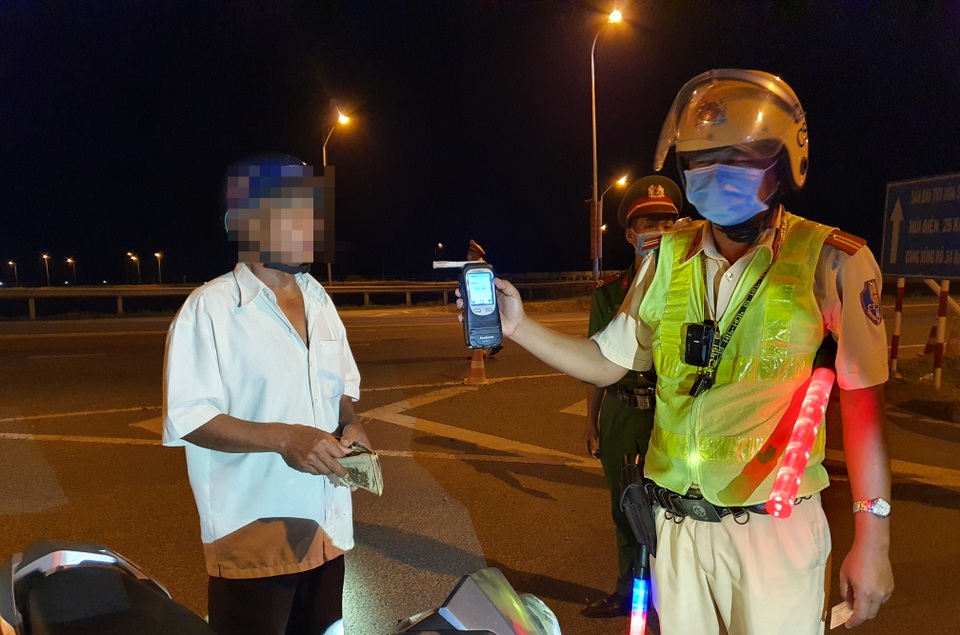 Thợ hồ mất toi cả tháng lương vì được chủ nhà mời 2 lít bia giải mỏi - 3 Thợ hồ mất toi cả tháng lương vì được chủ nhà mời 2 lít bia giải mỏi - 3