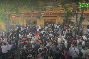 Hàng trăm người dân tham gia lễ hội té nước của người Khmer tại TPHCM