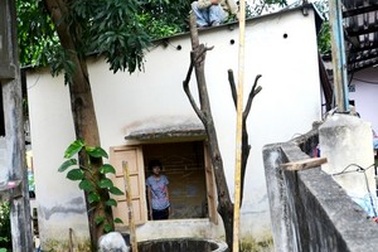 Cháu nhỏ "hút chết" vì thanh sắt rơi từ bệnh viện đang xây 