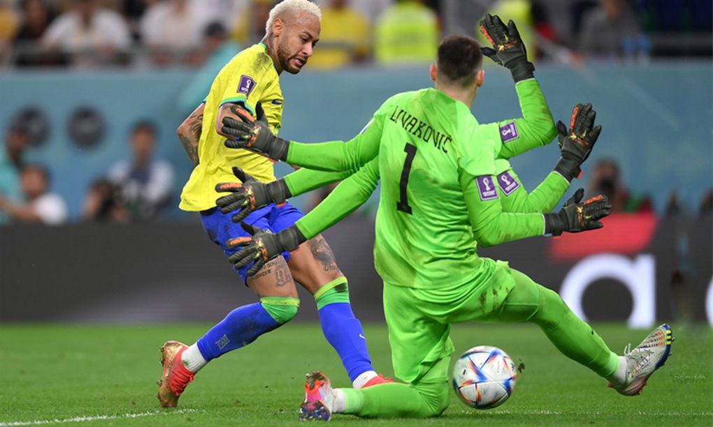 Thủ thành Dominik Livaković bên phía Croatia như một vị thần nhiều tay, cản phá mọi cú sút của đội tuyển Brazil (Ảnh: Twitter). Thủ thành Dominik Livaković bên phía Croatia như một vị thần nhiều tay, cản phá mọi cú sút của đội tuyển Brazil (Ảnh: Twitter).