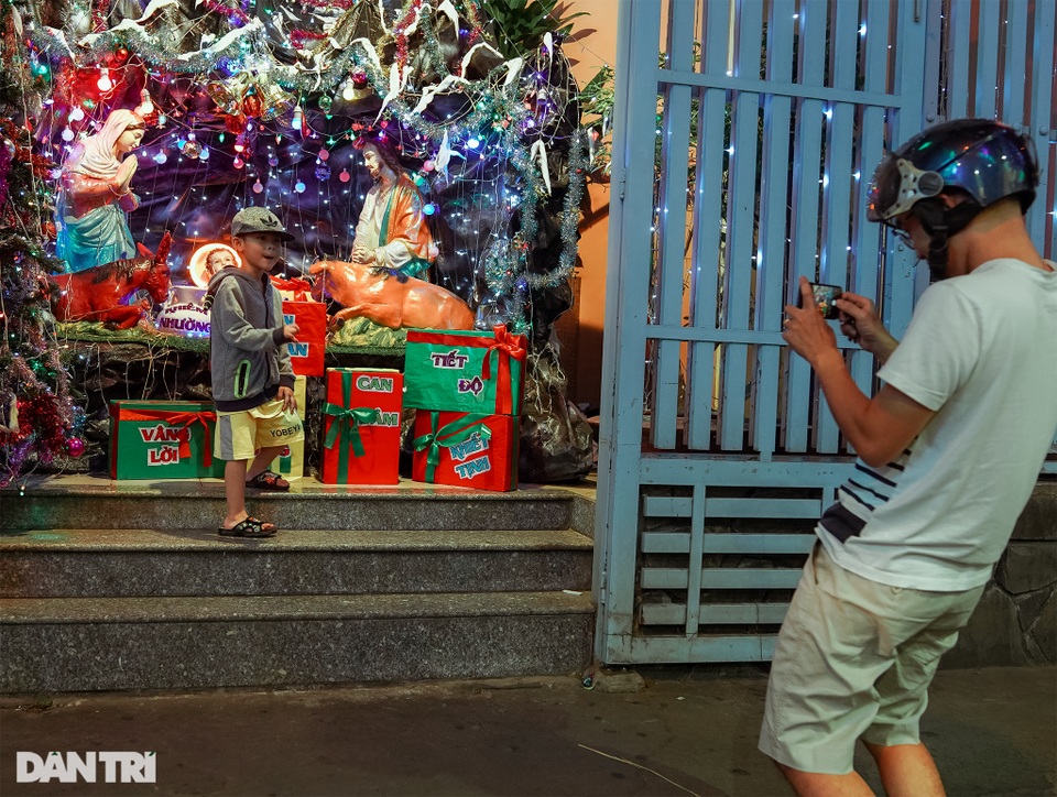 Những con hẻm lung linh ánh đèn đón mùa Noel khác biệt - 12 Những con hẻm lung linh ánh đèn đón mùa Noel khác biệt - 12