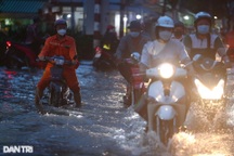 Người dân TPHCM bì bõm trên đường về nhà do triều cường dâng cao