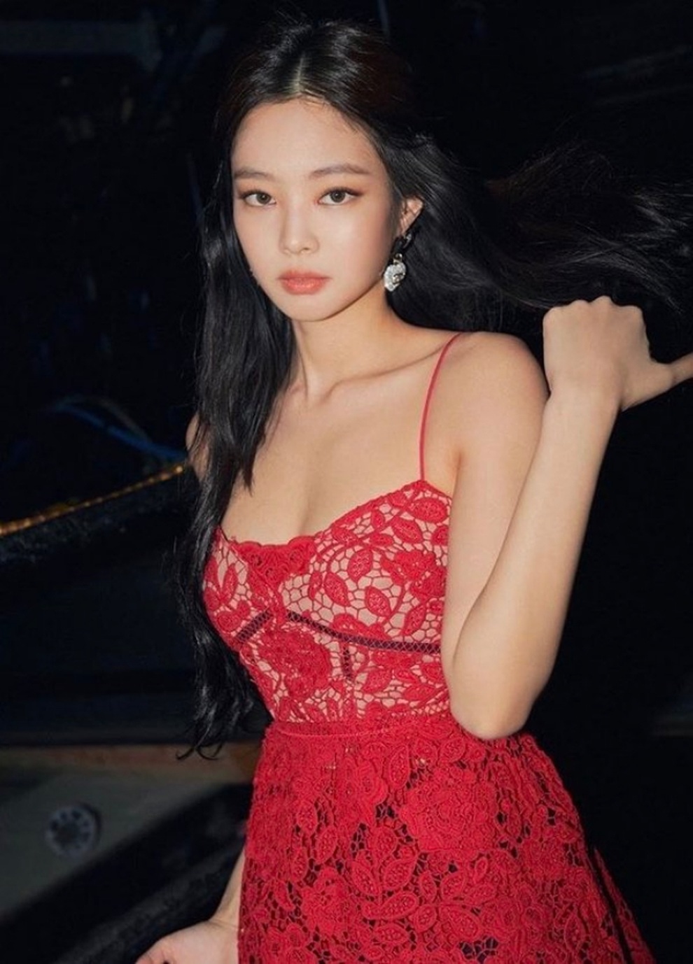 Jennie (Blackpink) khoe rãnh bụng ấn tượng với váy hở eo - 12 Jennie (Blackpink) khoe rãnh bụng ấn tượng với váy hở eo - 12