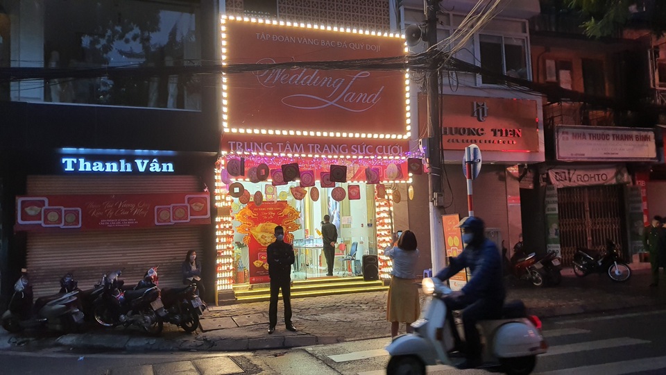 Kỳ lạ: Chủ tiệm vàng đóng cửa ngủ kỹ ngày vía Thần Tài - 1 Kỳ lạ: Chủ tiệm vàng đóng cửa ngủ kỹ ngày vía Thần Tài - 1