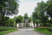 Đài phun nước cổ nhất Hà Nội đeo đai chống sập