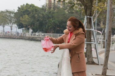 Hà Nội: Người dân nhộn nhịp đi thả cá chép tiễn ông Táo về trời
