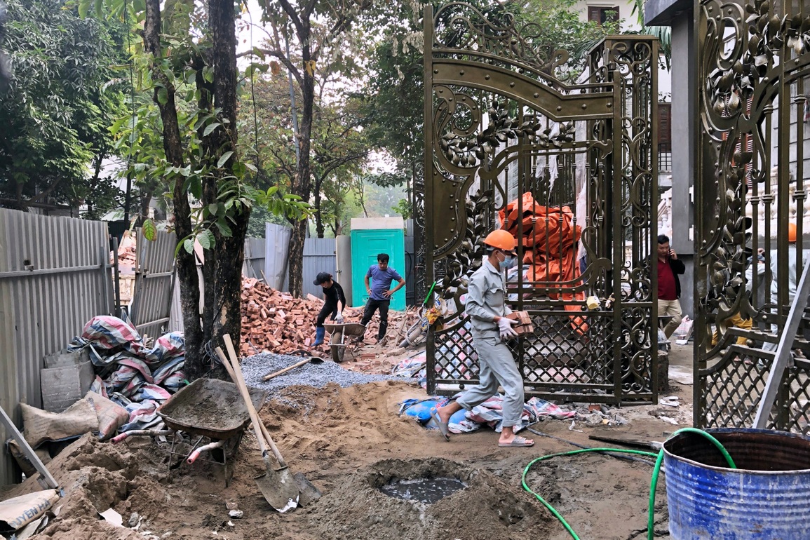 Đề nghị Công an Cầu Giấy điều tra việc dỡ rào vào xây biệt thự tai tiếng - 2 Đề nghị Công an Cầu Giấy điều tra việc dỡ rào vào xây biệt thự tai tiếng - 2