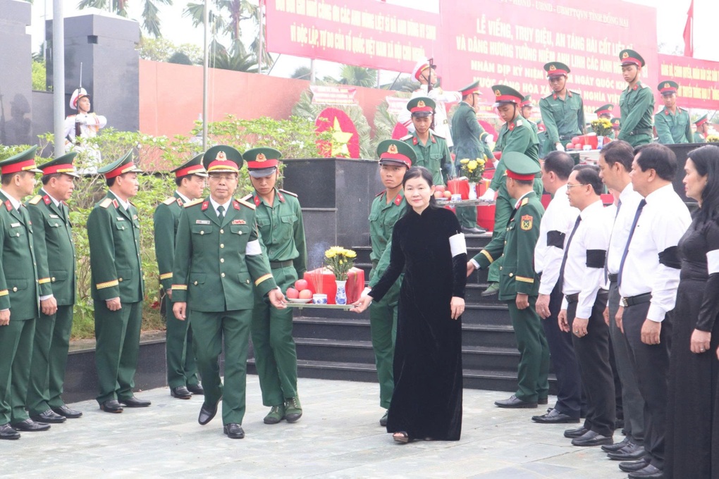 Đồng Nai truy điệu, an táng 30 hài cốt liệt sỹ hy sinh ở sân bay Lộc Ninh - 1 Đồng Nai truy điệu, an táng 30 hài cốt liệt sỹ hy sinh ở sân bay Lộc Ninh - 1