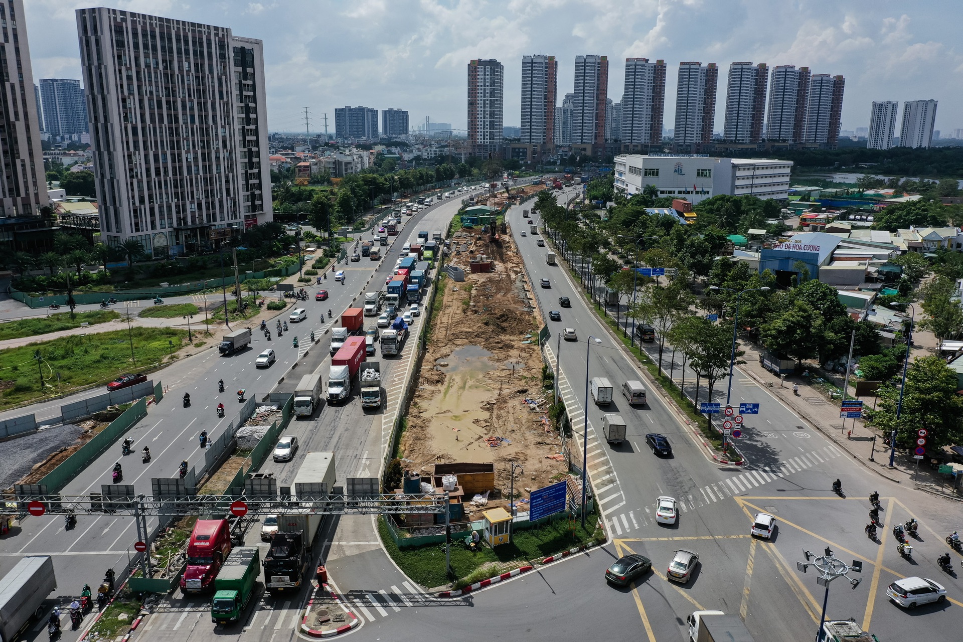 Lô cốt gây ách tắc nhiều tuyến đường ở cửa ngõ phía Đông TPHCM - 7 Lô cốt gây ách tắc nhiều tuyến đường ở cửa ngõ phía Đông TPHCM - 7