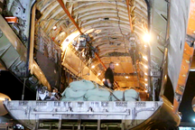 Toàn cảnh máy bay Nga và 40 tấn hàng cứu trợ vượt gần 8.000 km