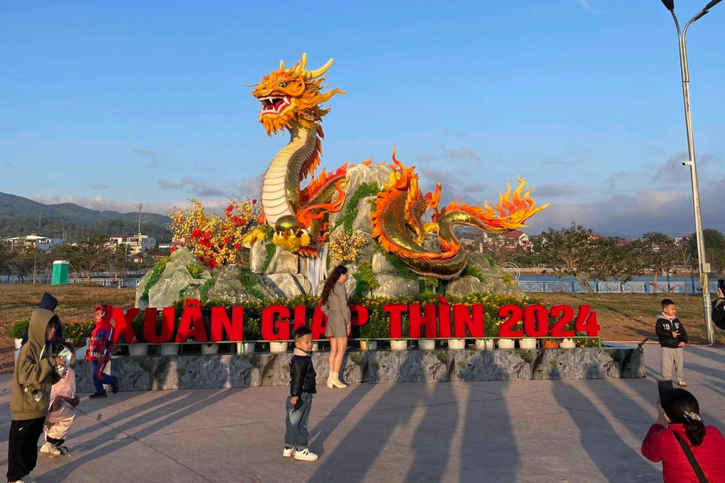 Linh vật rồng nặng 500kg hạ cánh tại phố núi Quảng Trị - 3