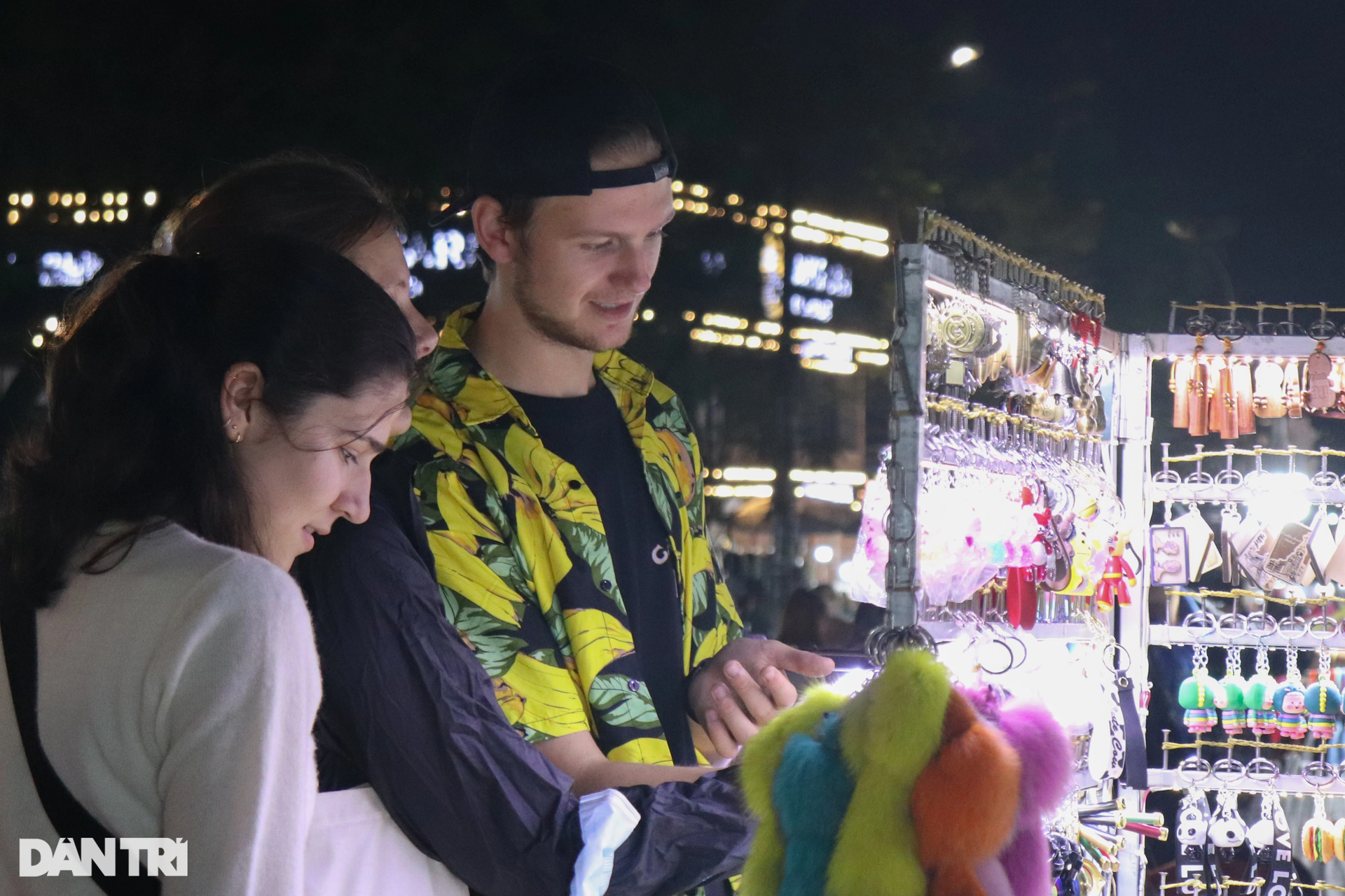 Du khách chen chúc tham quan ở chợ đêm lớn nhất thành phố ngàn hoa - 7 Du khách chen chúc tham quan ở chợ đêm lớn nhất thành phố ngàn hoa - 7